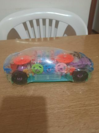 Auto trasparente con ingranaggi colorati