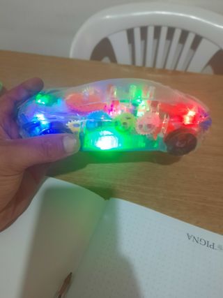 Auto trasparente con ingranaggi colorati