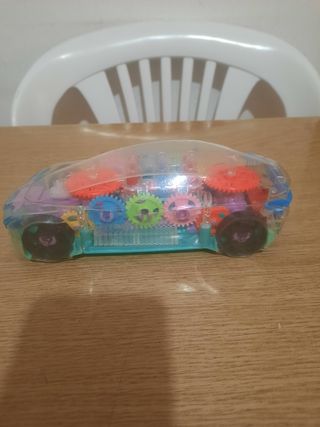 Auto trasparente con ingranaggi colorati
