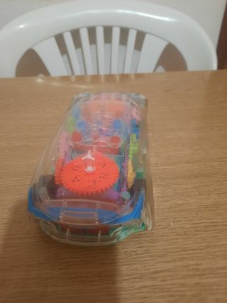 Auto trasparente con ingranaggi colorati