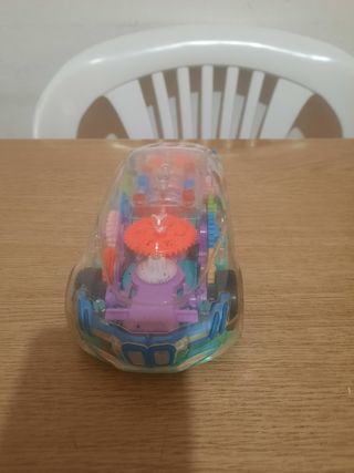 Auto trasparente con ingranaggi colorati