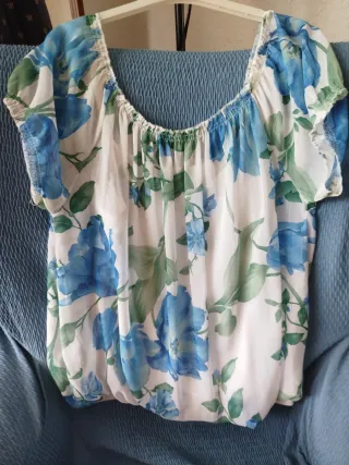 Blusa floral azul y blanca talla única
