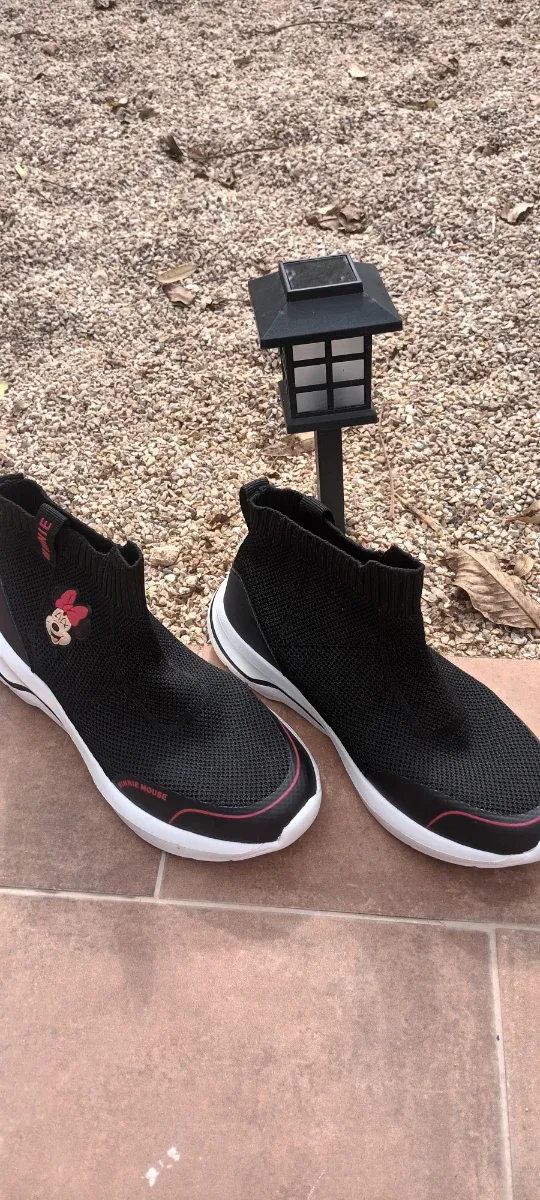 Botines niña Minnie Mouse negros talla 35.