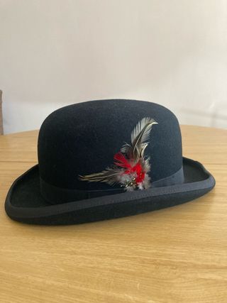Sombrero bombín negro con plumas