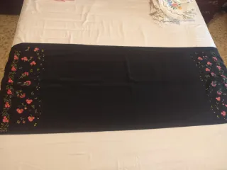 Mantón negro de crespón  con flores rojas y flecos