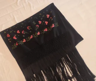 Mantón negro de crespón  con flores rojas y flecos