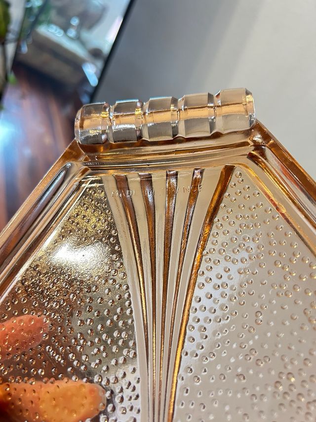 Plato de vidrio naranja-rosa con diseño