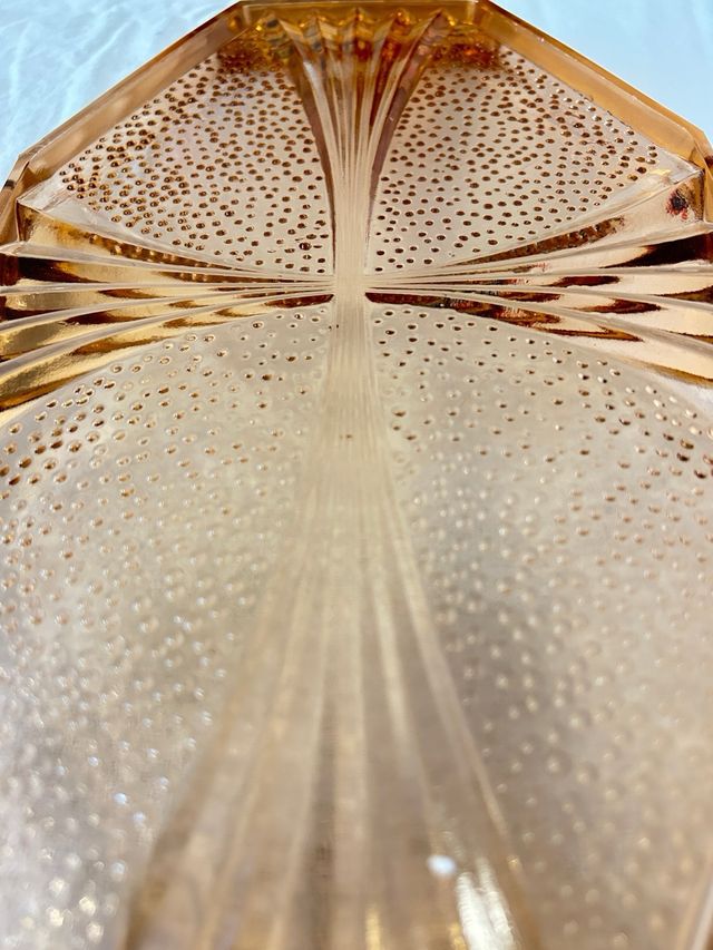 Plato de vidrio naranja-rosa con diseño