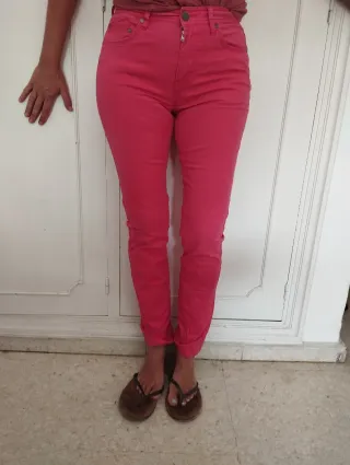 Pantalón rosa pitillo