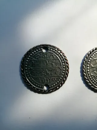 Moneda antigua con agujero