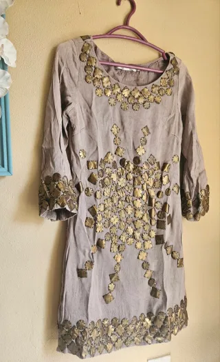 Vestido gris con adornos color cobre