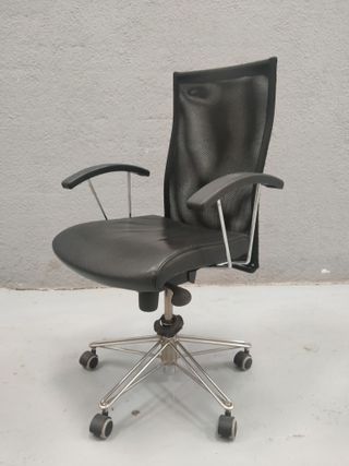 Silla de escritorio negra con ruedas