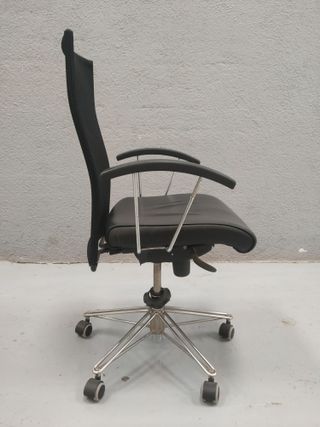 Silla de escritorio negra con ruedas