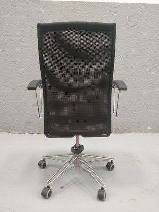 Silla de escritorio negra con ruedas