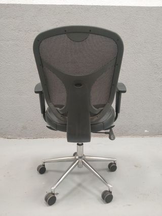 Silla de oficina negra con ruedas
