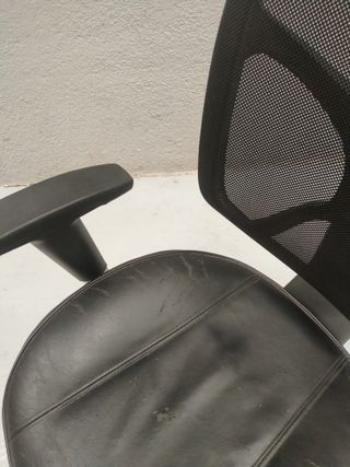 Silla de oficina negra con ruedas