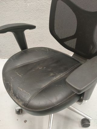 Silla de oficina negra con ruedas