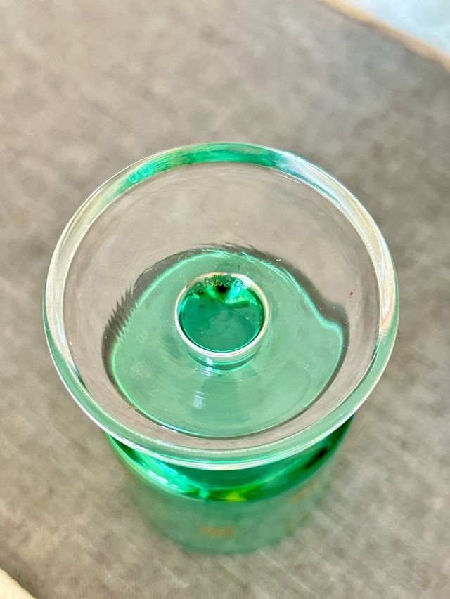 Vasos de cristal verdes