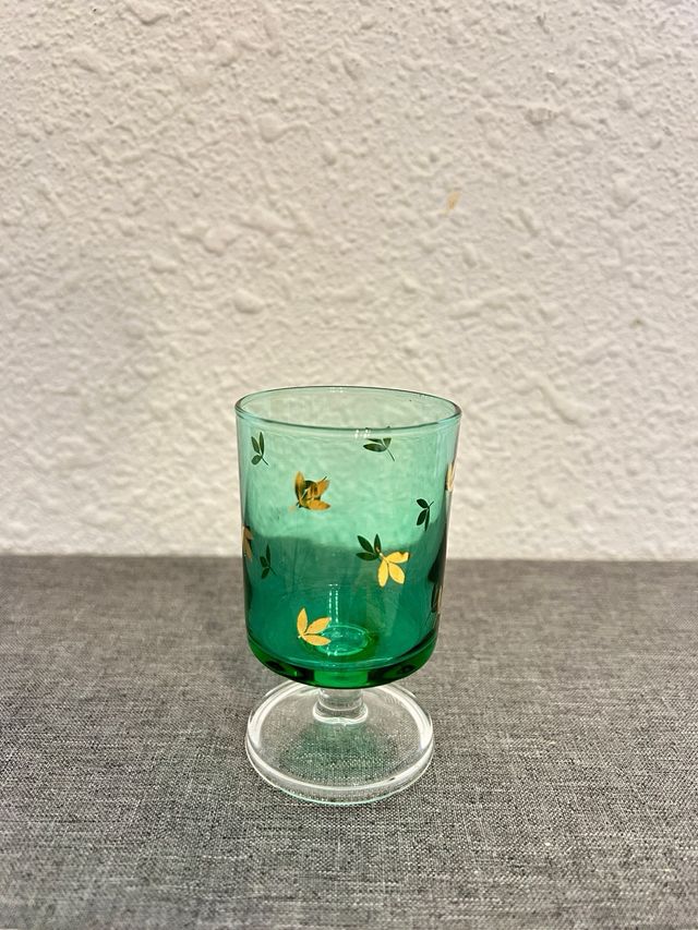 Vasos de cristal verdes