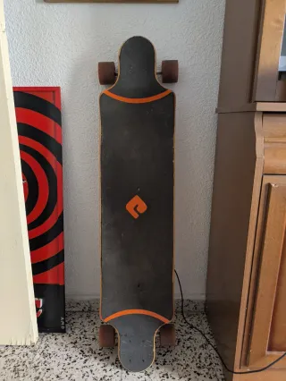 Longboard Negro con Detalles Naranja