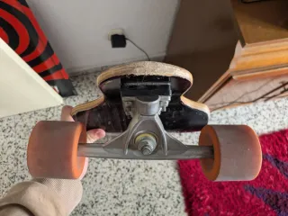 Longboard Negro con Detalles Naranja