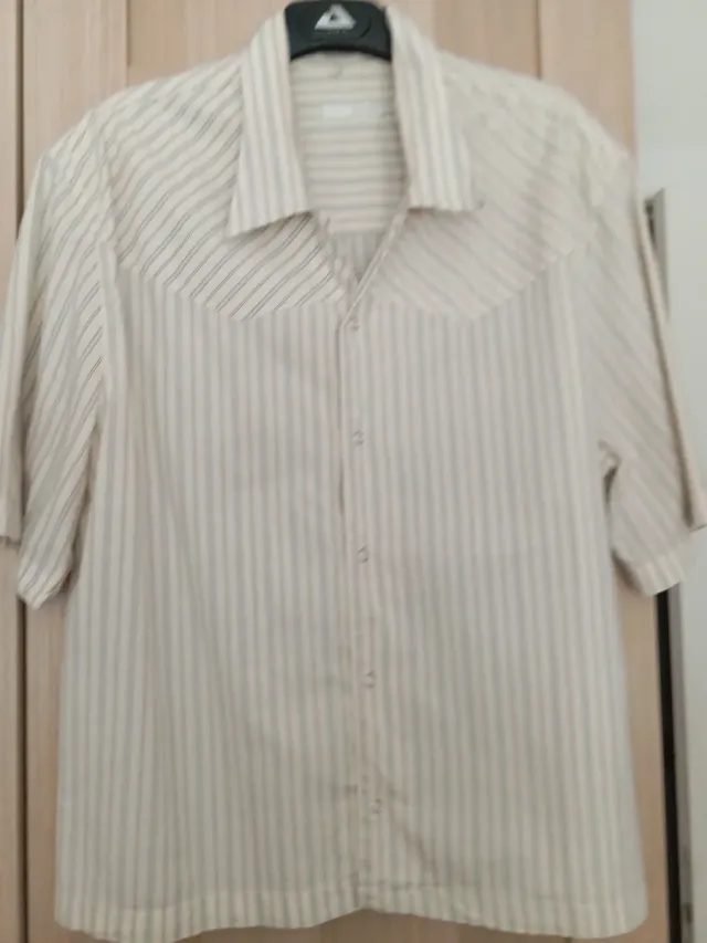 Camisa beige con rayas de hombre