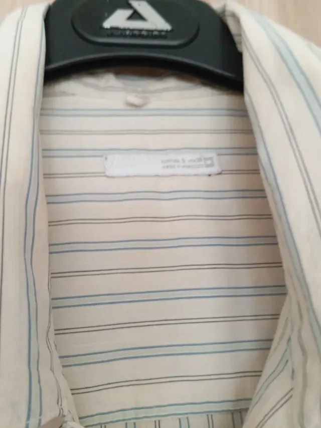 Camisa beige con rayas de hombre