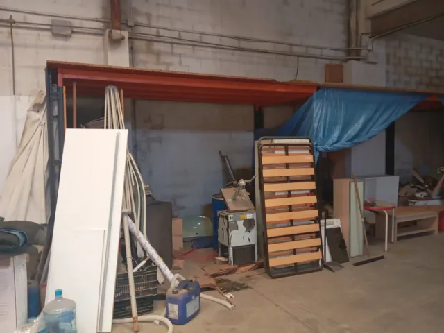 3 tramos de estantería metálica industrial.