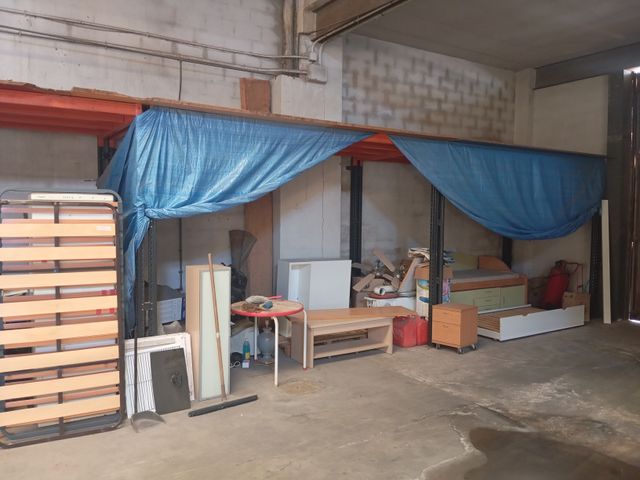 3 tramos de estantería metálica industrial.