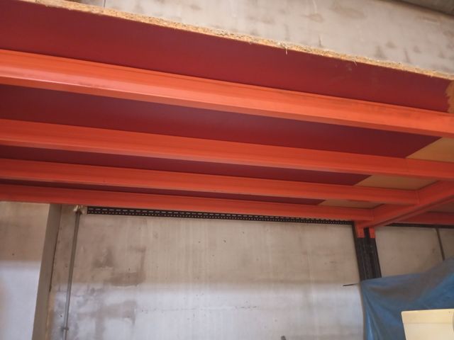 3 tramos de estantería metálica industrial.