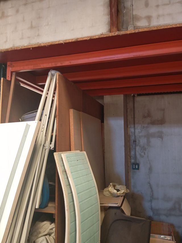 3 tramos de estantería metálica industrial.