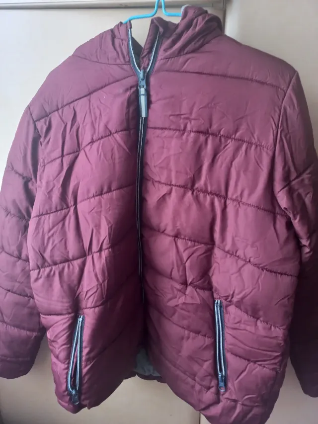 Chaqueta acolchada burdeos con cremallera