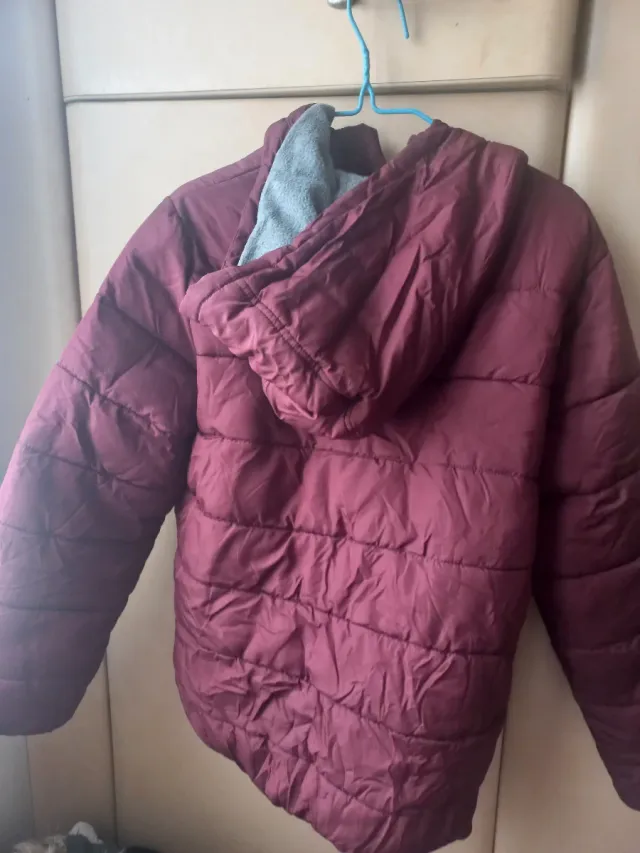 Chaqueta acolchada burdeos con cremallera