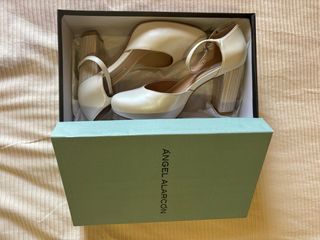 Zapatos de novia Ángel Alarcón blancos y dorados