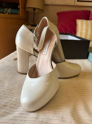 Zapatos de novia Ángel Alarcón blancos y dorados
