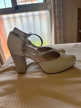 Zapatos de novia Ángel Alarcón blancos y dorados