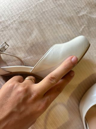 Zapatos de novia Ángel Alarcón blancos y dorados
