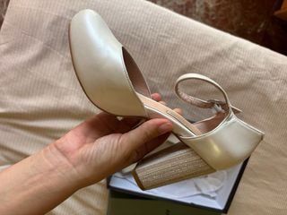 Zapatos de novia Ángel Alarcón blancos y dorados