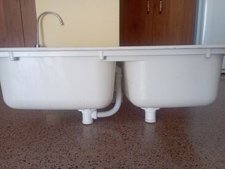 Fregadero doble blanco con grifo ósmosis. Teka