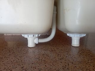 Fregadero doble blanco con grifo ósmosis. Teka