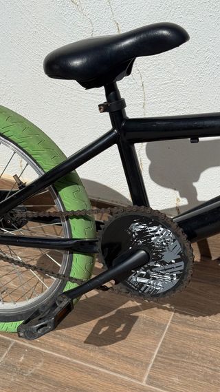 Bicicleta BMX negra con ruedas verdes