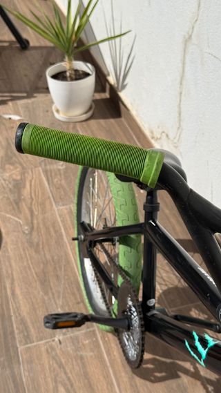 Bicicleta BMX negra con ruedas verdes
