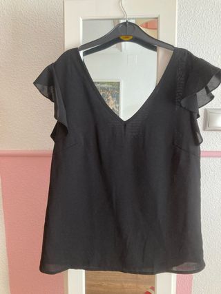 Blusa negra con volantes
