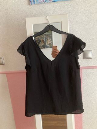 Blusa negra con volantes