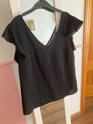 Blusa negra con volantes