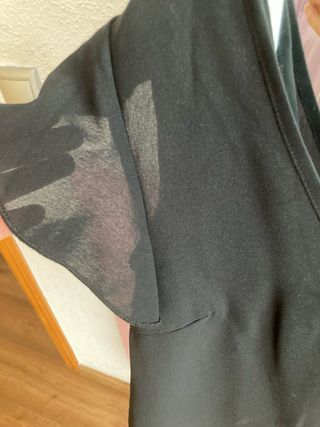 Blusa negra con volantes