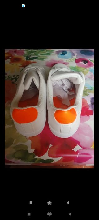Zapatillas blancas y naranjas talla 38