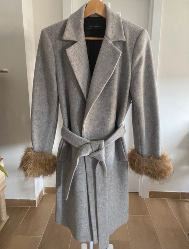 Abrigo largo Zara gris con puños de pelo