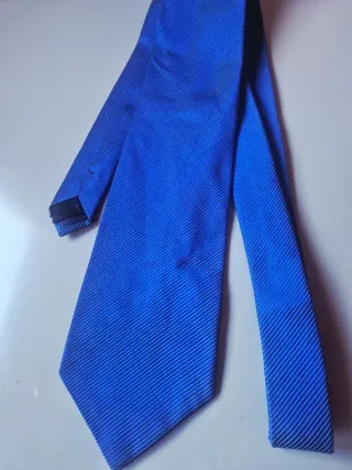 Corbata azul con rayas