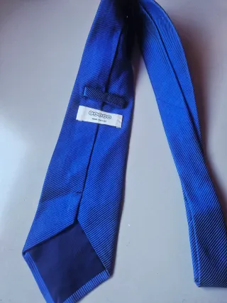 Corbata azul con rayas